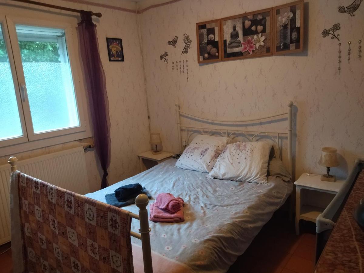 F1 Chambre Et Cuisine Reynes Exterior photo
